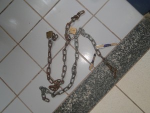 Cadeado e corrente serrada pelo bandido dentro da cadeia de Novo Progresso (Foto Jornal Folha do Progresso)