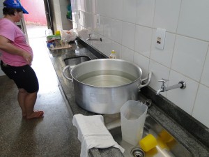 Utensílios sendo esterilizados na creche