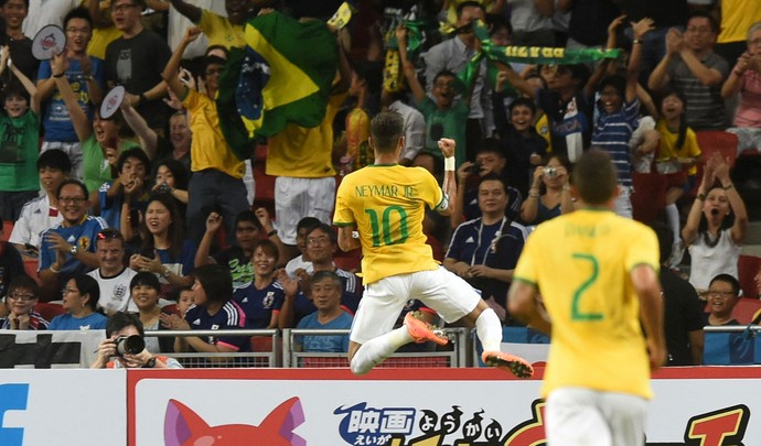 Neymar comemora um de seus gols com o tradicional soco no ar. Atacante marca quatro vezes contra o Japão (Foto: AFP)