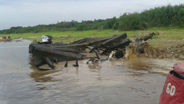 Com a força da explosão, partes das embarcações ficaram espalhadas pela orla. Foto: Alex Ponte/Cedida 