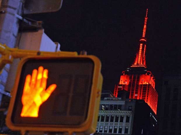 O Empire State Building é iluminado em vermelho para representar a vitória dos candidatos do Partido Republicano após os resultados preliminares das eleições de meio de mandato do Senado dos EUA. (Foto: Mladen Antonov / AFP Photo)