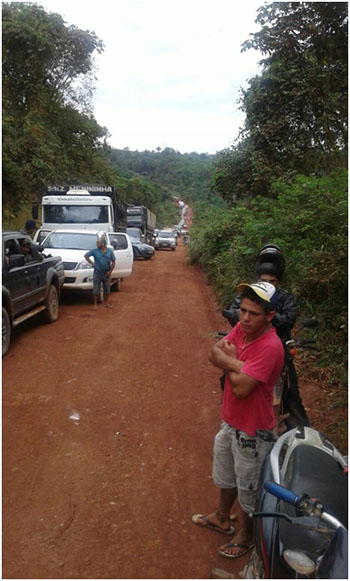 Congestionamento de veículos está grande na Rodovia