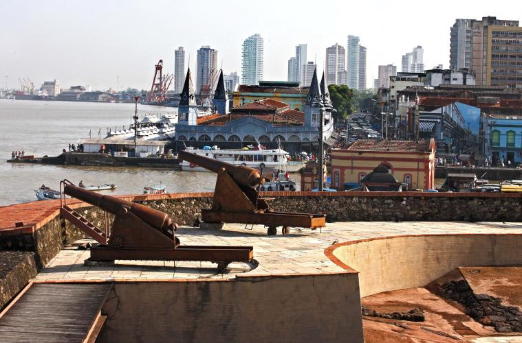 Mercado de Ferro do Ver-o-peso visto do Forte do Castelo, em Belém.  FOTO: CLÁUDIO SANTOS/ ARQUIVO AG. PARÁ