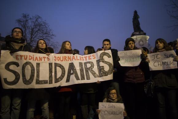 Pessoas se reúnem em silêncio no centro de Paris após o ataque por homens armados e mascarados na sede da revista Charly Hebdo, em Paris (Agência Lusa/EPA/Ian Langsdon - Todos Direitos Reservados)