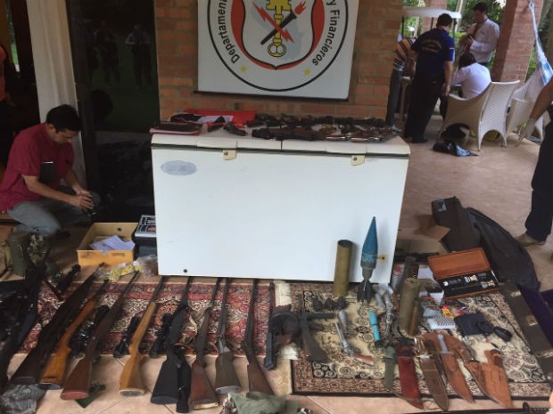 Arsenal estava em uma casa, na cidade de Hernandarias, no Paraguai (Foto: Polícia Civil/ Divulgação)