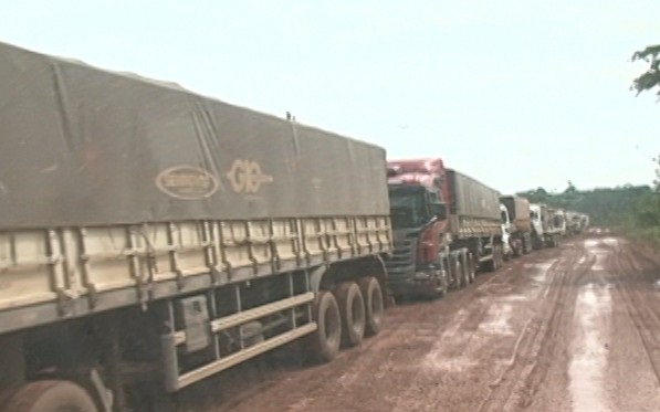 Caminhões não conseguiram atravessar trecho entre Itaituba e Novo Progresso. (Foto: Reprodução/ TV Liberal)