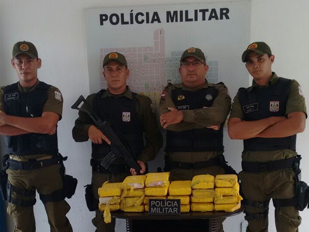 Aproximadamente 25 quilos de pasta base de cocaína foram apreendidos (Foto: Divulgação/Polícia Militar de Juruti)  