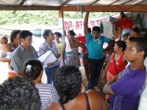 Oficial de Justiça notificando os sem teto