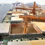 Carregamento de soja no porto de Barcarena