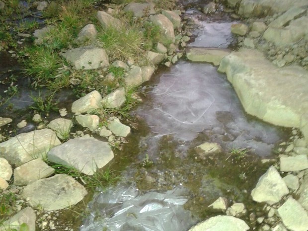 FRIO SC: Poças de água congelaram em Urupema, na Serra de SC (Foto: Márcio Soares/RBS TV)