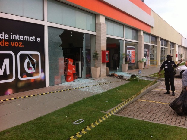 Cliente quebrou loja da Nextel após ter cancelamento do plano negado (Foto: Enviado pelo Whatsapp) 