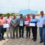 Incra doa 23 veículos a prefeituras do Oeste do Pará (prefeitos recebendo ocuemtno dos Veículos em Santarém-Foto Divulgação INcra)
