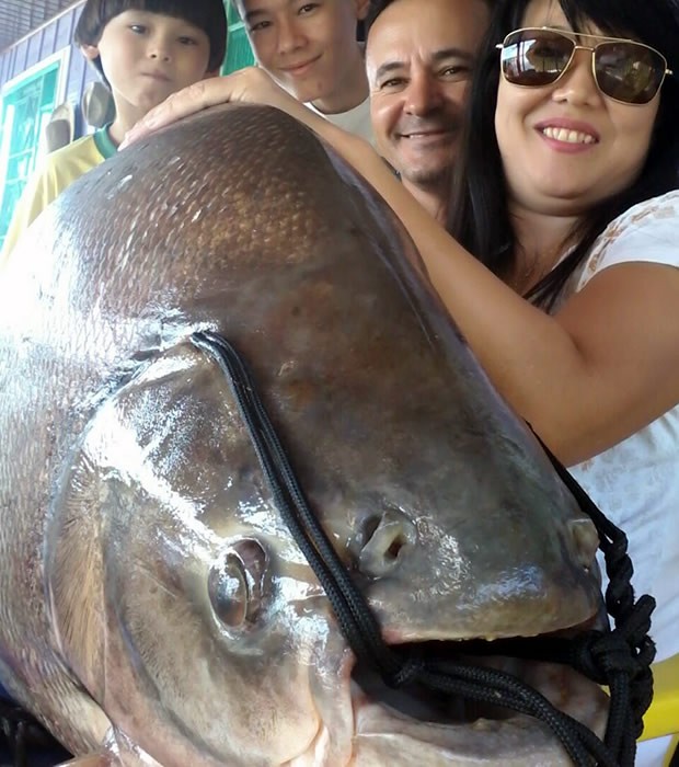 Família também comemorou a pescaria (Foto: Arquivo pessoal/ James Antônio de Souza)