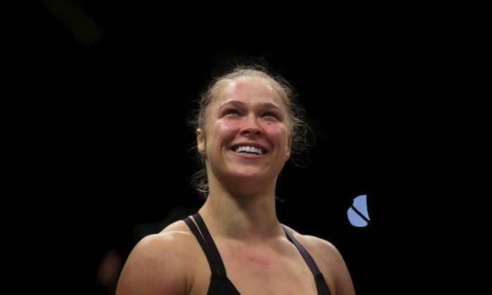 Ronda Rousey sorri ao escutar os gritos da torcida brasileira na Arena da Barra: reconhecimento e idolatria após nocautear Bethe Correia - RICARDO MORAES / REUTERS 
