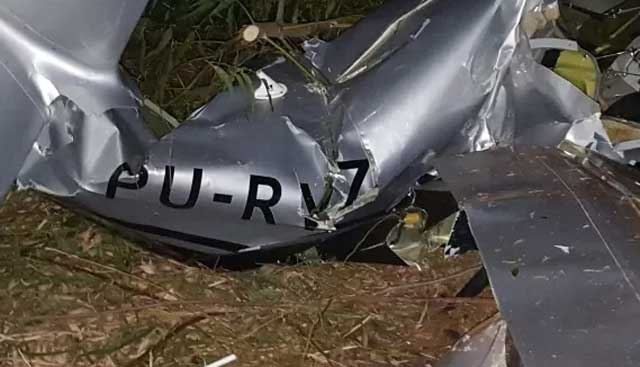 Avião monomotor caiu próximo ao aeroporto de Pirenópolis (Foto: Divulgação/Corpo de Bombeiros)