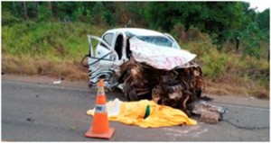 Veículo em que viajavam ficou com frente completamente destruída