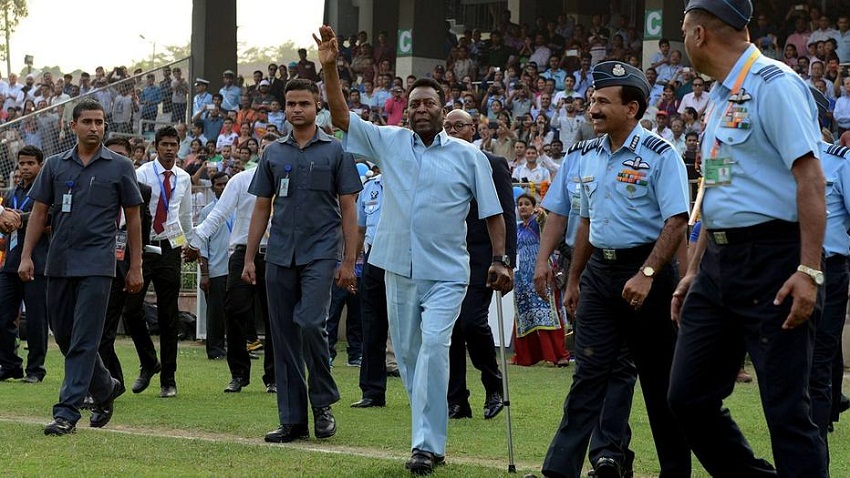 (Foto-Money Sharma/ AFP) Nesta sexta-feira, Pelé compareceu à final do torneio sub-17 Copa Subroto no Ambedkar Stadium, em Nova Déli, capital da Índia