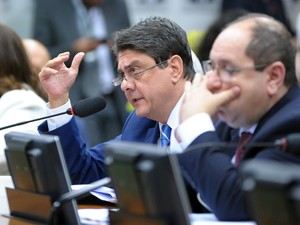 O deputado Wadih Damous (esquerda) protocolou mandado de segurança no último sábado no STF. (Foto: Alex Ferreira/Câmara dos Deputados) O ministro Teori Zavascki, do Supremo Tribunal Federal (STF), concedeu nesta terça-feira (13) uma liminar (decisão provisória) que suspende o andamento dos processos de impeachment da presidente Dilma Rousseff na Câmara dos Deputados com base no rito definido no final de setembro pelo presidente da Casa, Eduardo Cunha (PMDB-RJ). 