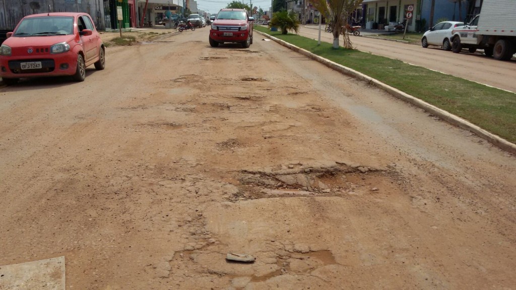 Avenida central - pavimentada se acabando sem manutenção