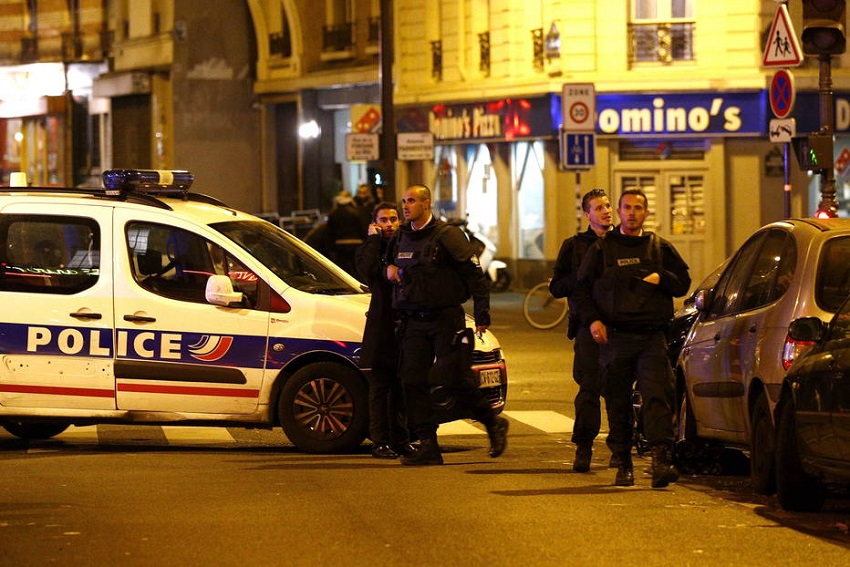 EFE/EPA/YOAN VALAT Policiais na cena do ataque em Paris 