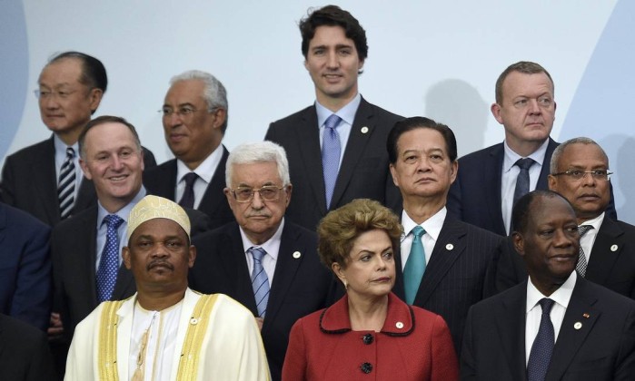 A presidente Dilma Rousseff participa de foto ao lado de outros 146 chefes de estado, na COP-21 - Martin Bureau / AP