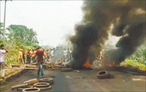 Os manifestantes queimaram pneus e pedaços de madeira...