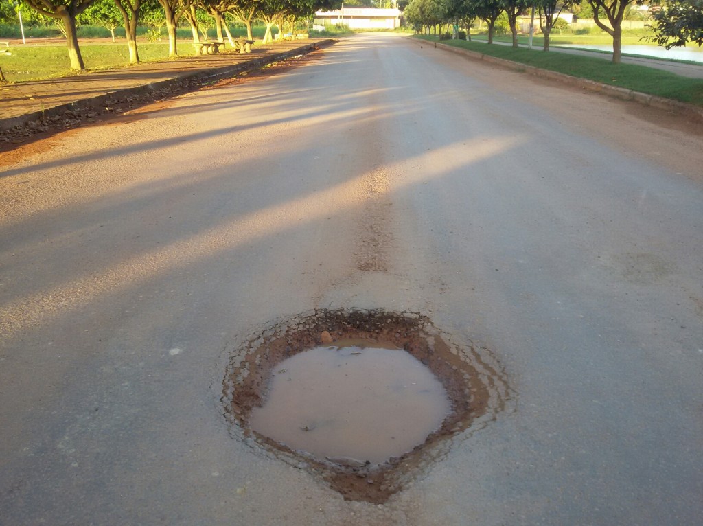 Buraco entre os dois lagos  (vergonha!) Rua da acesso a prefeitura Prefeito passa por ela todos os dias...