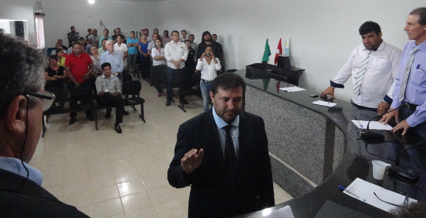 Macarrão recebendo posse de prefeito e fazendo Juramento diante da Lei Orgânica do Município