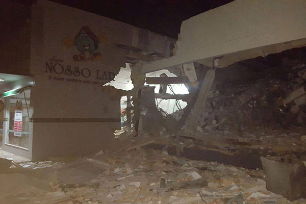 Prédios ficaram destruídos após a explosão do Banco do Brasil no município. (Foto: Divulgação)