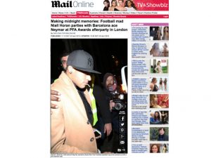 O atacante brasileiro Neymar foi flagrado ao deixar uma casa noturna em Londres em reportagem publicada pelo site britânico Daily Mail(DailyMail/Reprodução)