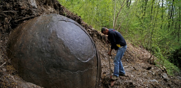 Arqueologos bosnios dizem acreditar que pedra e a mais antiga criada pelo homem tese e refutada por especialistas.