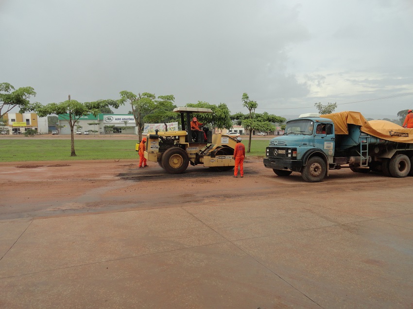 Funcionários da empresa "Pavienge Engenharia" testanto equipamentos na avenida Orival Prazeres
