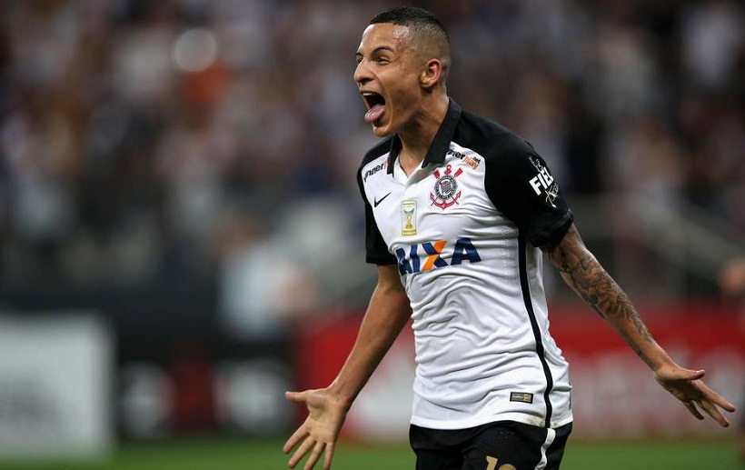  Guilherme Arana comemora gol marcado em chute de fora da área Foto: Getty Images 