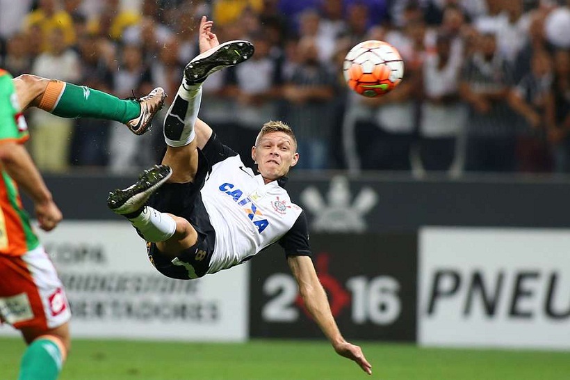 O jogador Marlone do Corinthians em lance de gol durante partida entre Corinthians x Cobresal, válida pela Libertadores da América 2016, no estádio Arena Corinthians em São Paulo, SP, nesta quarta-feira (20). Marcos Bezerra/Futura Press-Romero comemora com corintianos após fazer golaço Foto: Rodrigo Coca/Agência Eleven / Gazeta Press