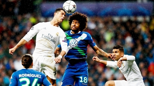 (Foto-EFE/Juanjo Martín) Cristiano Ronaldo disputa bola pelo alto com o zagueiro brasileiro Dante 