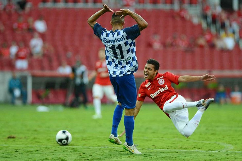 PORTO ALEGRE, RS, 16.04.2016: FUTEBOL: INTERNACIONAL X SÃO JOSE-RS- Alisso Farias (D) do Internacional durante lance na primeira partida valida pelas semifinais do Campeonato Gaucho disputado na tarde de hoje no estadio Beira-Rio em Porto Alegre (RS) FOTO: Edu Andrade/Fatopress