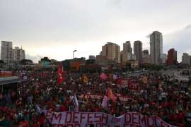 © Fornecido por Estadão Manifestantes se reuniram no Largo da Batata 