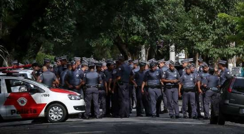 © Fornecido por Estadão Movimento de policiais militares em frente à casa do presidente interino Michel Temer no Alto de Pinheiros 