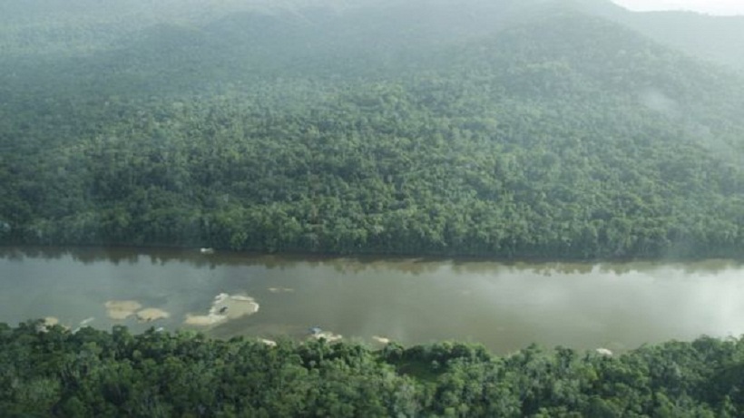 Image copyright Marcos Wesley/ISA Image caption Mesmo após demarcação, exploração continuou (à esq., balsas no Rio Uraricoera)