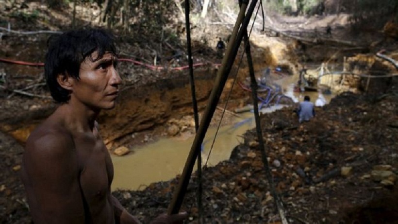 Image copyright Reuters Image caption Em 17 de abril passado, operação desbaratou garimpo ilegal em território dos ianomâmi na floresta Amazônica em Roraima