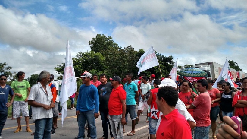 Movimentos sociais interditam rodovias federais no Pará.