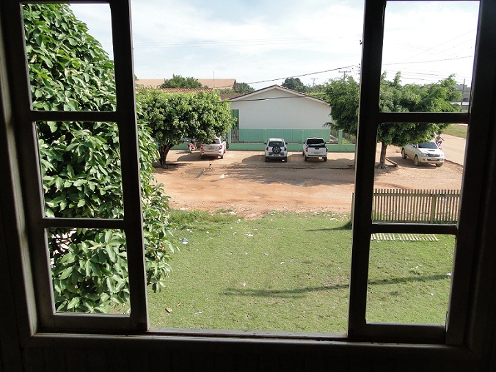 Foto retirada de dentro do Chalé mostra a frente à escola Tancredo Neves.
