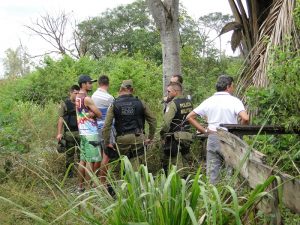 Policia Militar no Local do crime -Momento que encontrou o corpo de Claudiane.