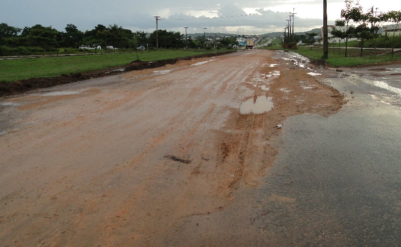 Um trecho danificado na entrada da cidade complica a vida dos motoristas.