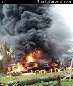 Caminhão sendo destruído por fiscais ambientais do Ibama. (FotoWhatsApp)
