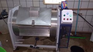 Máquina de Lavar Industrial 40 quilos em água quente em pleno funcionamento no Hospital Municipal de Novo Progresso.