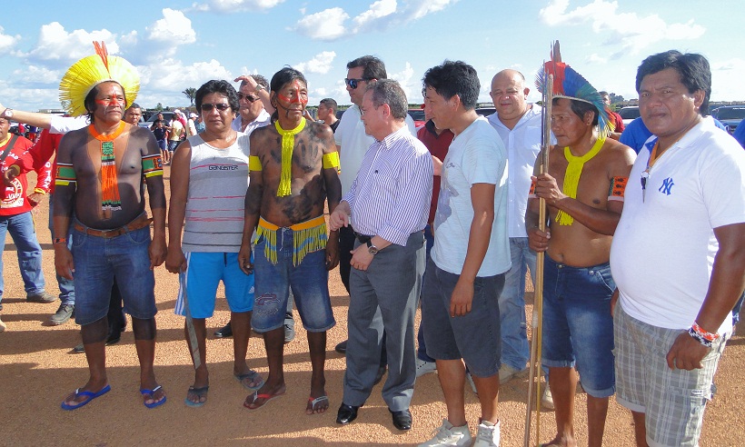 Indígenas Kaiapo com Vice -Governador Zequinha Marinho(Foto Jornal Folha do Progresso)