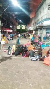 Mercadorias ficaram expostas nas ruas