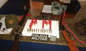 Armas e munição apreendidas com o trio.