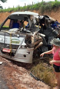 Micro-ônibus destruído com impacto do acidente.